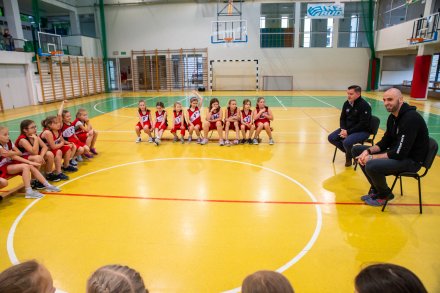 Marcin Gortat odpowiadający na pytania zawodniczek